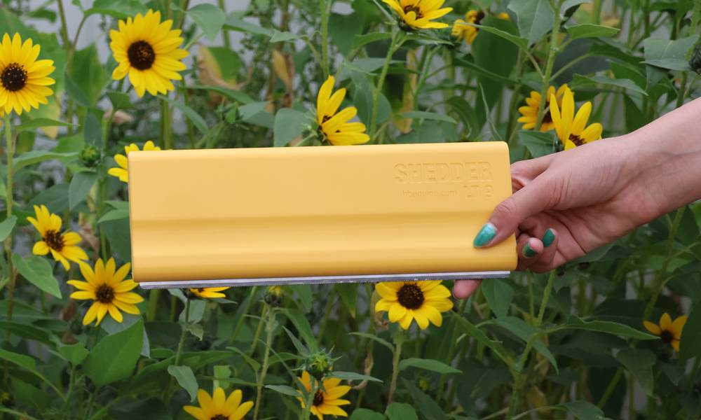 HB Equine Shedder LT grooming blade with durable ABS plastic handle and double-sided reversible steel blade — lightweight horse grooming tool designed for daily barn use.